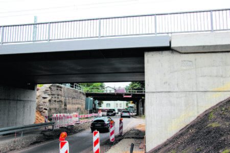 Die Bauarbeiten am und rund um den Ruhlander Bahnhof schreiten flott voran. Die erste Brücke ist bereits fertig. Demnächst soll die zweite Überführung, über die die Cottbuser Bahn führt, folgen (im Bild hinten). Es gibt Beeinträchtigungen im Bahn- und Straßenverkehr Foto: TRZ