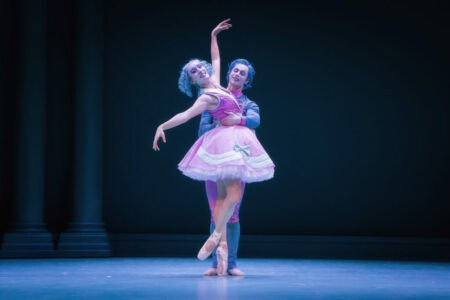 Der Nussknacker feiert Premiere im Staatstheater Cottbus 1 Szenenfoto mit Alessandra Armorina (Clara) und Stefan Kulhawec (Prinz)