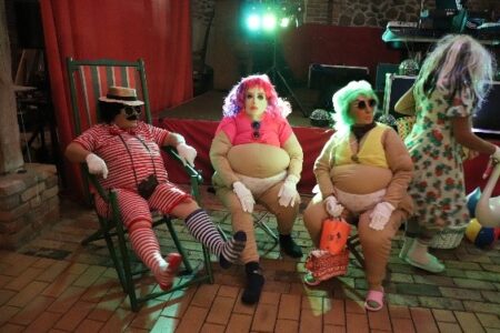 Traditioneller Maskenball in der Museumsscheune Bloischdorf