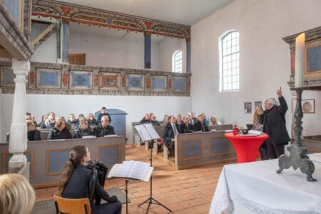 Blick auf die Empore der frisch restaurierten Illmersdorfer Dorfkirche