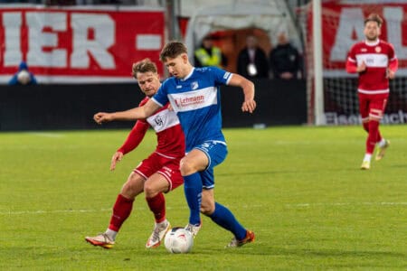 CHAKRA-Fußballcamp: Jannis Fuchs im Einsatz für Krieschow im packenden Zweikampf um den Ball - gern teilt er seine Profi-Tricks mit den jungen Fussballfans
