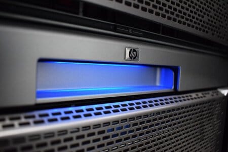 Rack-Server mit blauer Beleuchtung in einem Rechenzentrum