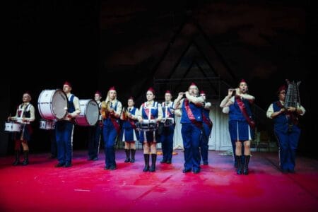 Die Cottbuser Musikspatzen in ihren exakten, musikalisch sauberen Auftritten hinterließen den besten Eindruck in dieser äußerst flachen Inszenierung von Peter Hacks’ Aristophanes-Bearbeitung „Der Frieden“ am Staatstheater Cottbus. 