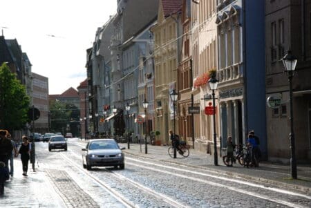 Der Blick in die gsuchte Straße mit Autoverkehr und Straßenbahngleisen im Jahr 2009. 