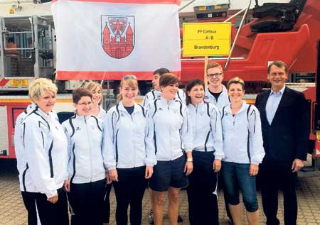 Hakenleitern im Hafen | Cottbuser und Lausitzer Feuerwehrteams in Rostock