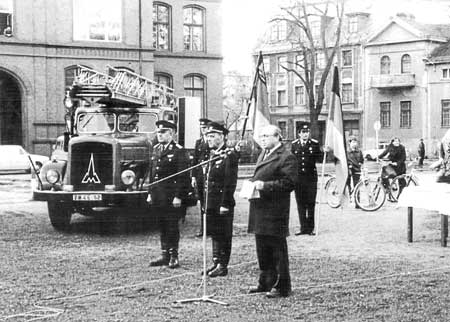 Cottbus: Eis-Böttcher vor dem Carl-Thiem-Klinikum