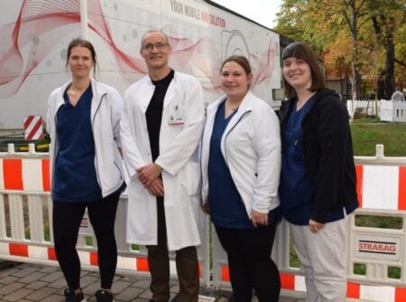 Der Chefarzt der Radiologie in den Krankenhäusern Forst und Guben, Mathias Böttcher, mit drei medizinisch-technischen Radiologie-Assistentinnen aus seinem Team.