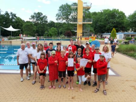 Insgesamt 16 Schwimmer und Schwimmerinnen des ESV Forst 1990 e.V. zeigten ihr Können beim diesjährigen Kampf um den Rosengartenpokal und konnten persönliche Rekorde und Medaillen erzielen