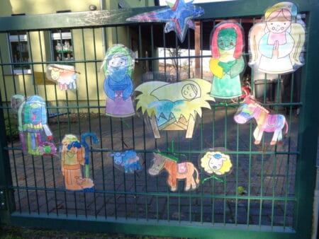 Weihnachtsgeschichte: Zaun der Döberner Kita St. Martin gestaltet
