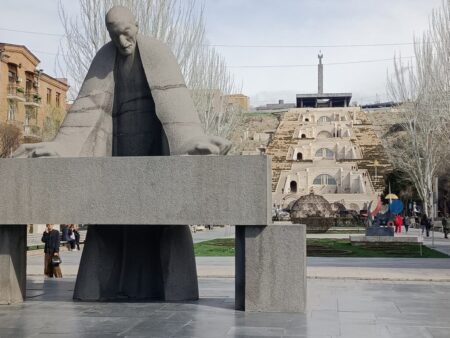 Vor den Kaskaden hat der Architekt Alexander Tamanjan sein Denkmal. Er entwarf Anfang der 1930er Jahre die Innenstadt von Jerewan in rosafarbenem Tuffstein und mit breiten Boulevards
