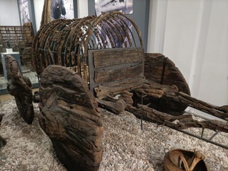 Mit 3.600 Jahren ist dieses Gefährt aus Eichenholz der älteste Wagen der Welt - ein technisches Wunderwerk der Bronzezeit.