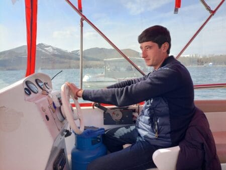 Kahnfahrt vor schneebedeckten Bergen auf dem Sewansee, der mehr als doppelt so groß ist wie der Bodensee  Fotos: J. Heinrich
