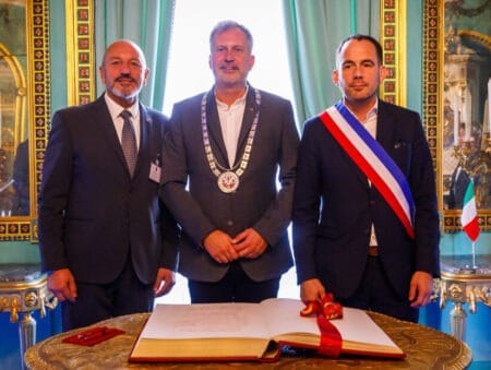Der Bürgermeister von Montreuil, Patrice Bessac (r.), und Fausto Turbanti (l.), Vorsitzender des Stadtrats von Grosseto, trugen sich im Grünen Saal des Schlosses Branitz in das Goldene Buch der Stadt Cottbus ein.