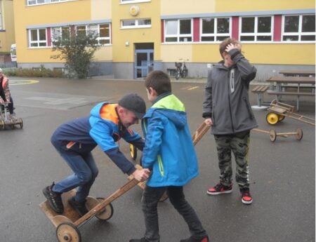 Projekttage in der Grundschule Kollerberg 1 Grundschulkinder probieren Pedalos aus