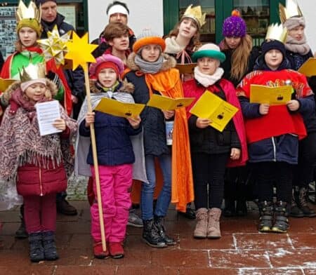 Sternsinger bitten für Kinder 1 Sternsinger