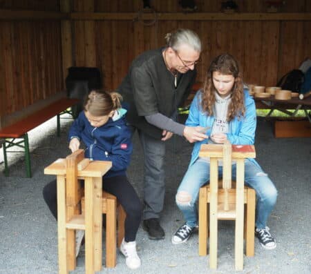 Buntes Programm in der Slawenburg 1 Herr German bastelt mit Kindern