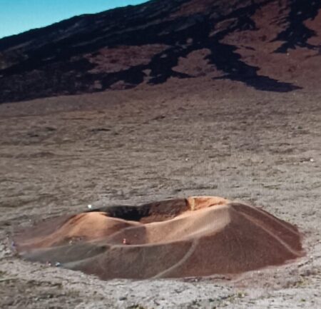Kleiner Nebenkrater des stets aktiven Pilan de la Fournaise.