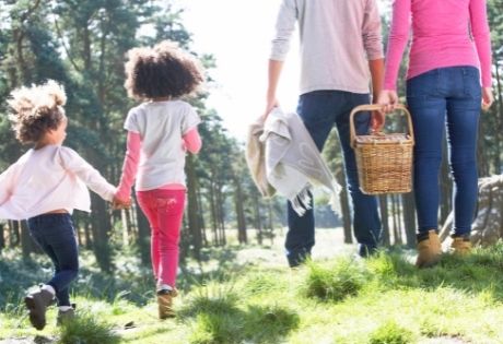 Family going on a picnic. Having a picnic in the Santana vinyard is one of the best things to do in Ericeria.