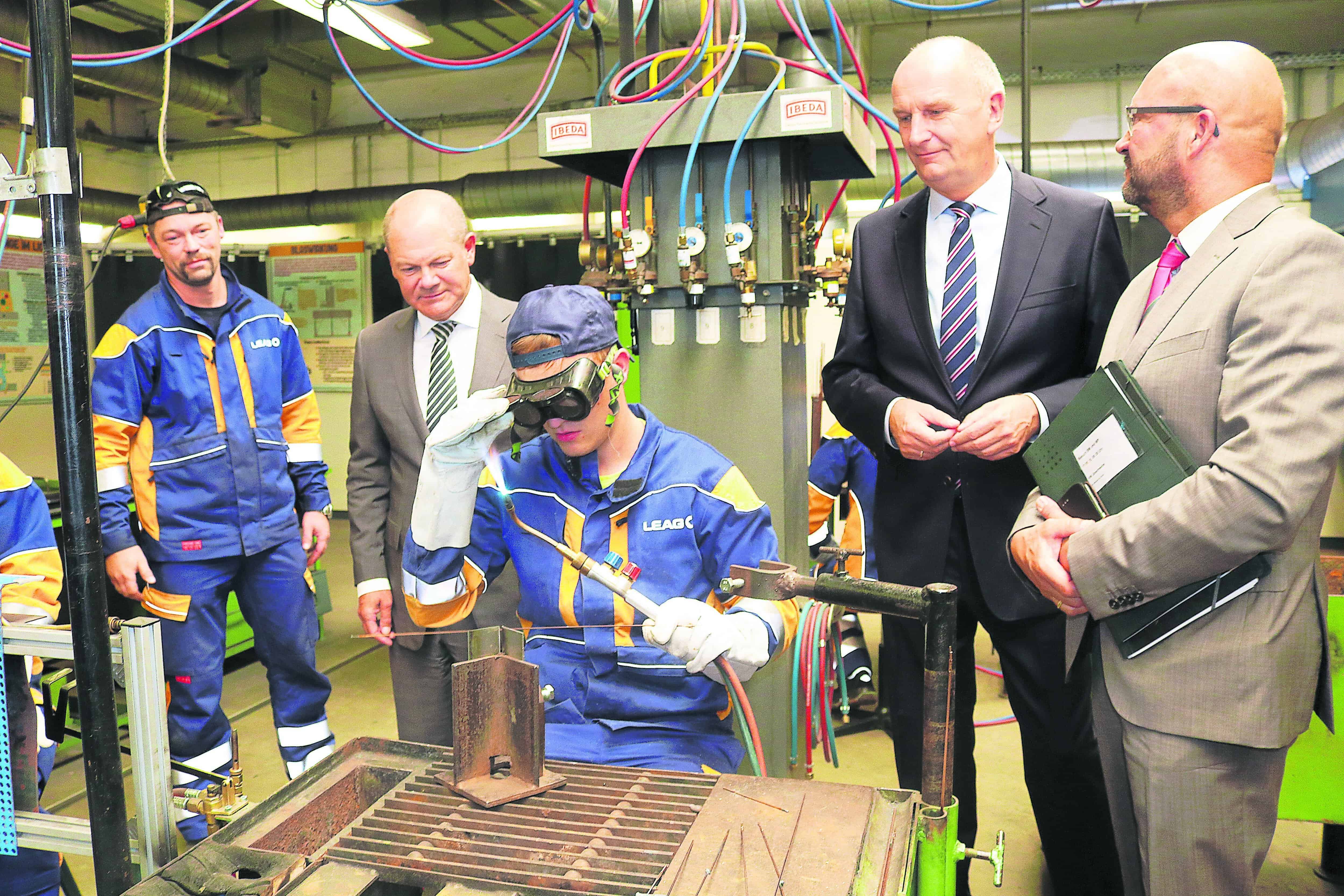 Vizekanzler Olaf Scholz besucht LEAG-Azubis in Jänschwalde