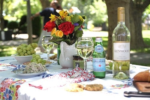 Beautiful Summer Picnic Table | Easy Party Ideas