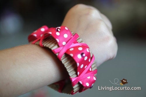 Fun ideas on how to repurpose a Starbucks coffee cup sleeve into a bracelet. Easy kid craft activity!! livinglocurto.com