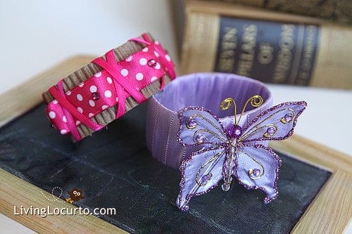 Fun ideas on how to repurpose a Starbucks coffee cup sleeve into a bracelet. Easy kid craft activity!! livinglocurto.com