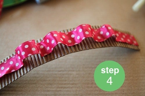 Fun ideas on how to repurpose a Starbucks coffee cup sleeve into a bracelet. Easy kid craft activity!! livinglocurto.com