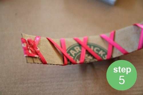 Fun ideas on how to repurpose a Starbucks coffee cup sleeve into a bracelet. Easy kid craft activity!! livinglocurto.com