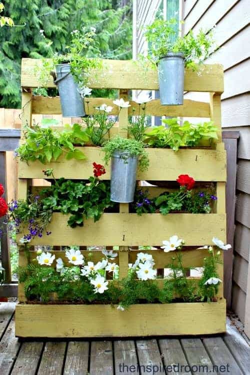 12 Ideas for Turning a Pallet into a Flower Garden - Living Locurto