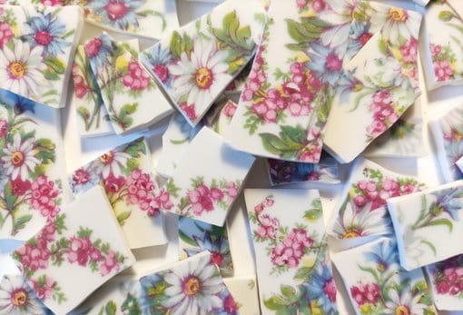 Tesselles d'assiettes anciennes en porcelaine : motif fleurs des champs – Image 2