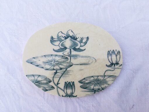 Cabochon ovale faïence ancienne de Sarreguemines : les nénuphars