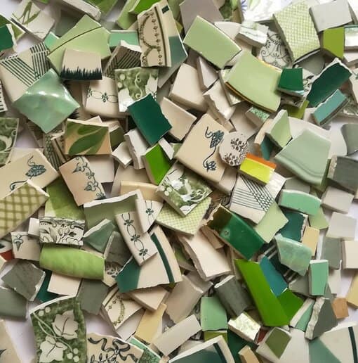 Tesselles d'assiettes mixtes,faïences vertes. 250 grammes. – Image 4