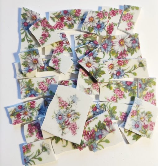 Tesselles d'assiettes anciennes en porcelaine : motif fleurs des champs – Image 3