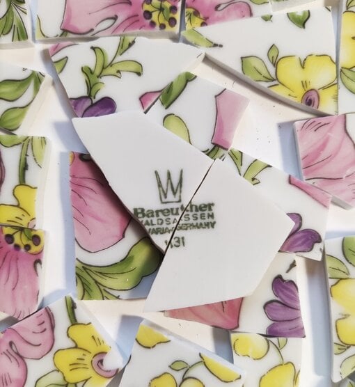 Tesselles d'assiette en porcelaine allemande - motif aux fleurs roses et jaunes – Image 5