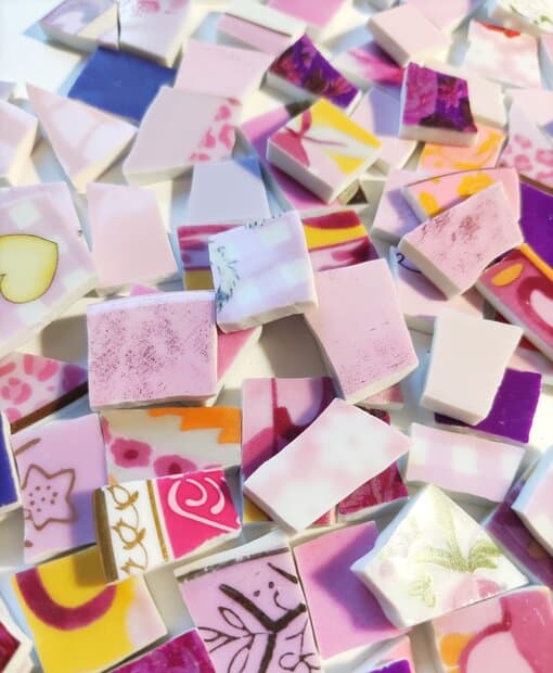 Tesselles d'assiettes en porcelaine assorties tons roses – Image 2