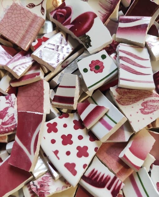 Tesselles d’assiettes vrac couleurs et tons rouge et roses – faïences mixtes – 500 grammes – Image 2