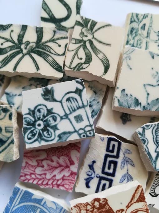 Tesselles d'assiettes anciennes mixtes - Terre de Fer - 250 grammes – Image 2