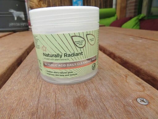 Naturally radiant glycolic acid daily cleansing pads