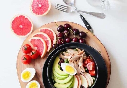 salade d'avocats, œuf, tomates