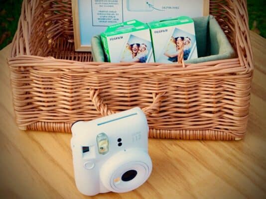 Wynajem Instax Mini 12 w zestawie z wiklinowym koszem