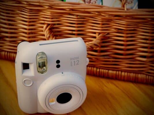 Aparat Instax Mini na stole weselnym
