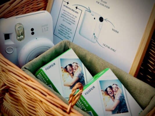 Aparat Instax Mini w wiklinowym koszu