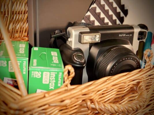 Aparat Instax Wide 300 w wiklinowym koszu – wynajem