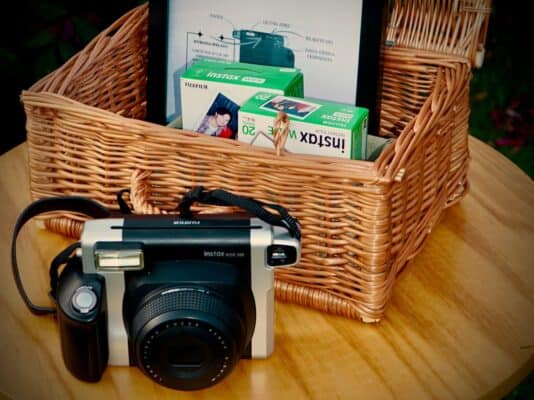 Wynajem Instax Wide 300 w zestawie z wiklinowym koszem