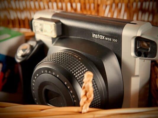 Aparat Instax Wide w wiklinowym koszu