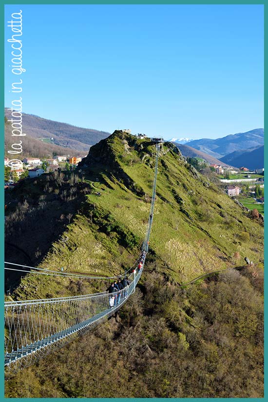 viaggio in Basilicata itinerario da sei giorni: Vista del ponte tibetano a Sasso di Castalda