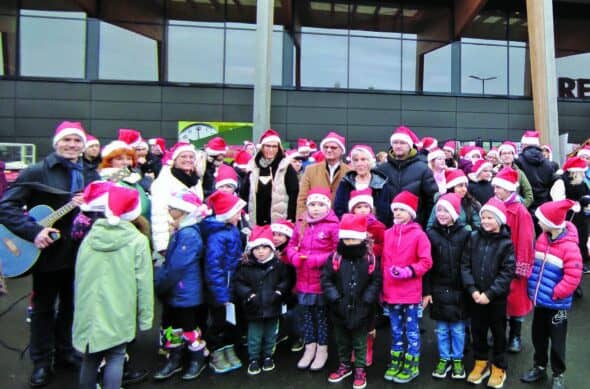 Ströbitzer Wichtel singend am REWE-Markt