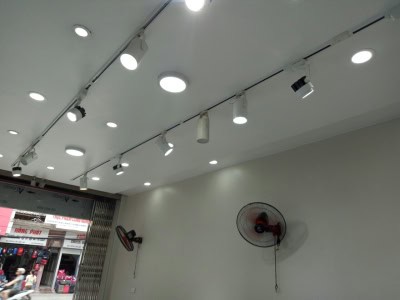 Ứng dụng đèn rọi ray FK-RN01 trong trang trí cửa hàng