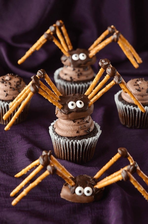 Easy and Spooky DIY Halloween chocolate and pretzel Spiders