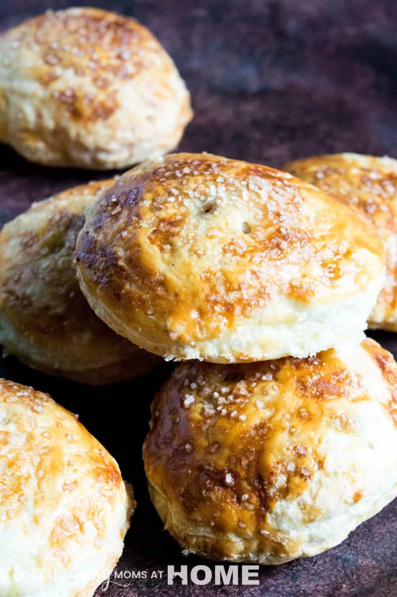 Pumpkin Spice Hand PIes recipe- perfect for a Fall breakfast or dessert! #pumpkinspice #autumn #fall #thanksgiving